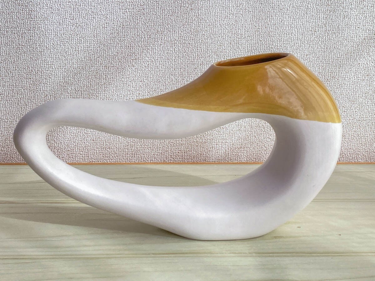 【KK099】陶器 花瓶 変形アート 穴あき 幅約29cm 高さ約16cm 陶磁器 焼物 花器 華道 生け花 フラワーベース拍卖