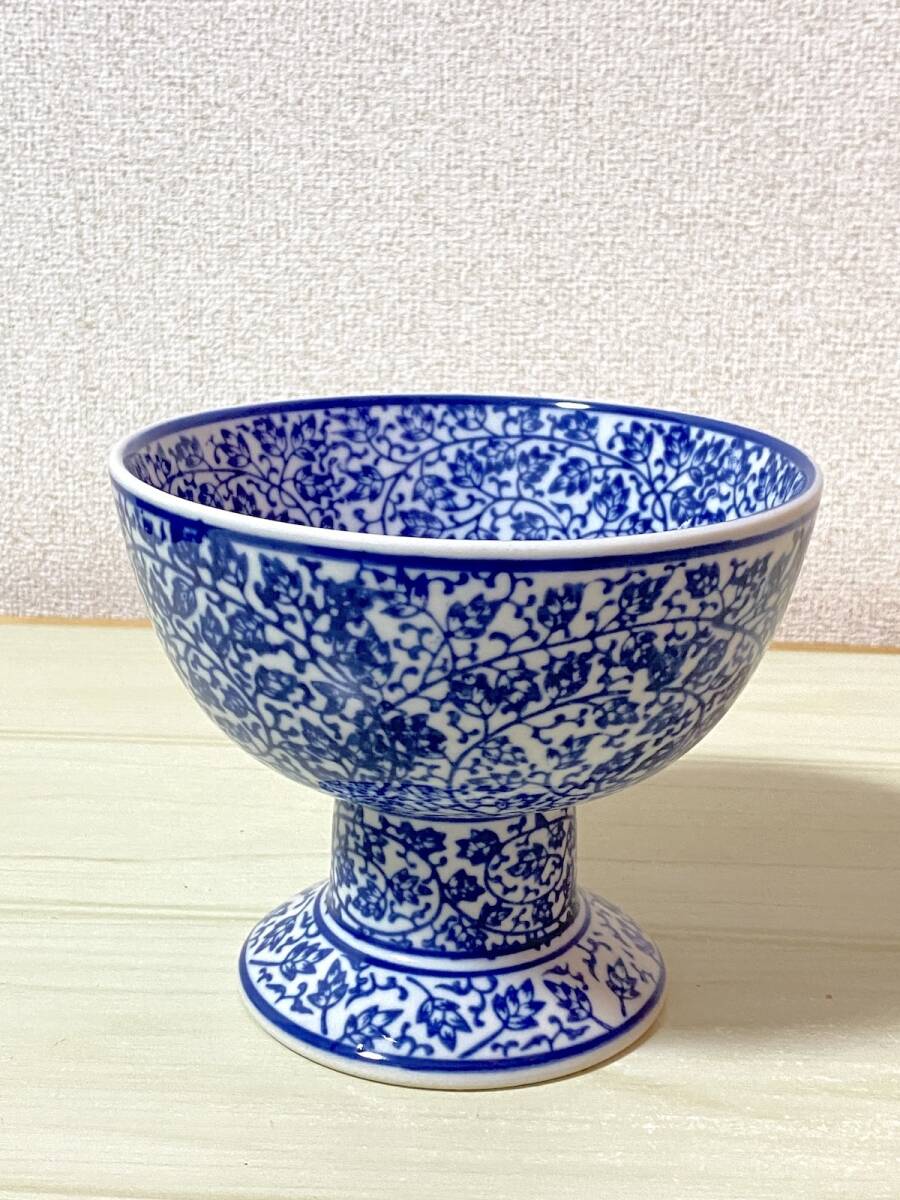 【F074S】陶器 唐草紋様染付 高台鉢 胴径約15cm 高さ約12cm 重さ約0.7kg 和食器 和風 深鉢 陶磁器 工芸品 骨董 杯洗拍卖