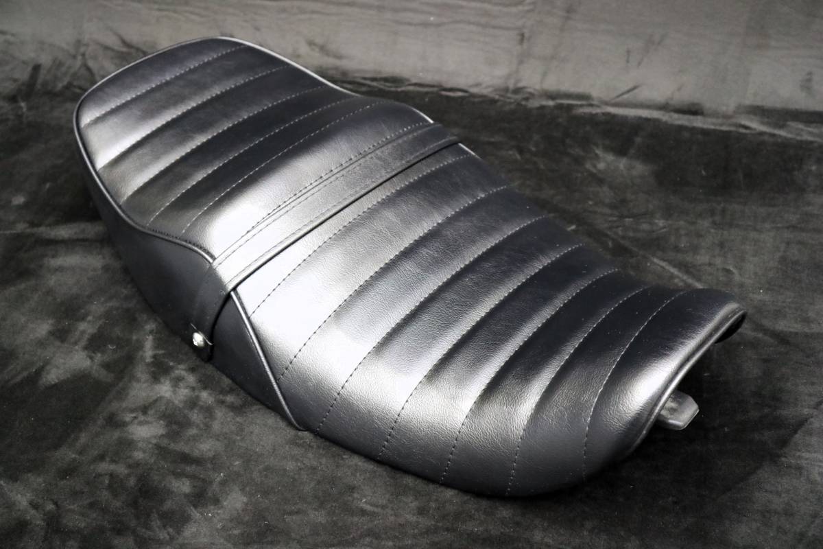 送料込 ゼファー400後期 黒皮 タックロールシート/ 2型ZR400C C5 C6 C7 レザー できてる タックロールシート拍卖