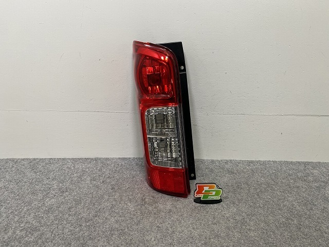 キャラバン NV350 標準/ワイド/ライダー/GX E26 純正 後期 左 テールランプ/ライト/レンズ ハロゲン ICHIKOH D208 26559-5YE5A(144397)拍卖