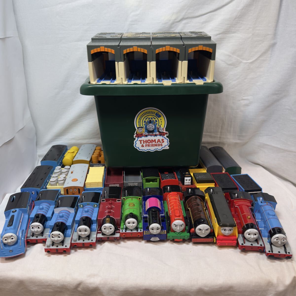 送料無料 プラレール きかんしゃトーマス 動力車 12台セット ☆ 車両 アシマ レベッカ ヨンバオ ゴードン ハリケーン パーシー他 機関庫拍卖