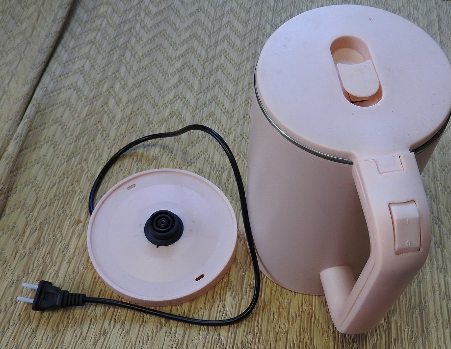 電気ケトル 1.4L 大容量 一人暮らし 湯沸し器 オートオフ機能付き 沸騰 ピンク 中古品 動作確認しました ジャンク拍卖