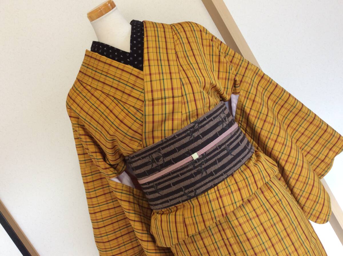 即決 未使用品 米沢紬 格子柄 裄67 明るめの辛子色 着物 単品販売 ゆうパック込 9月26日初出品拍卖