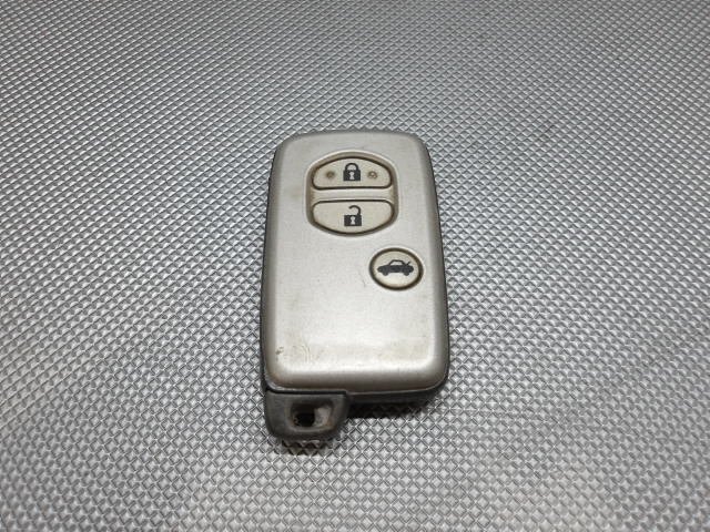 中古 トヨタ クラウン ロイヤルサルーン GRS202 スマートキー キーレス トランク 3ボタン (棚5523-D210)拍卖