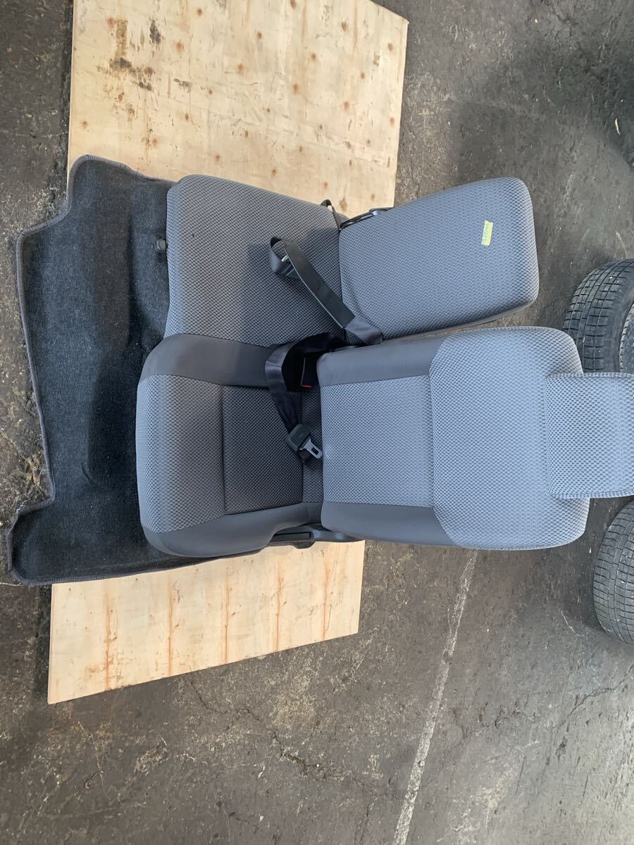 シート 助手席 キャラバン NV350 E26 クッション部分のみ ふたの鉄は付属しません拍卖