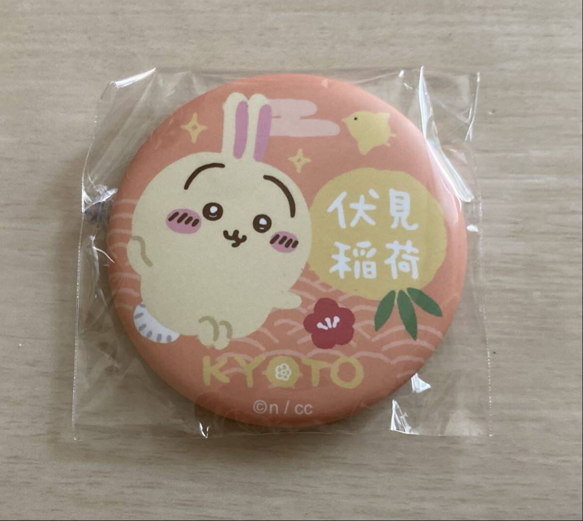 【ちいかわ〜伏見稲荷マット缶バッジinカプセル、うさぎ】もぐもぐ本舗京都伏見店限定!2023.11.14、未使用!レア!ちいかわ、伏見稲荷拍卖