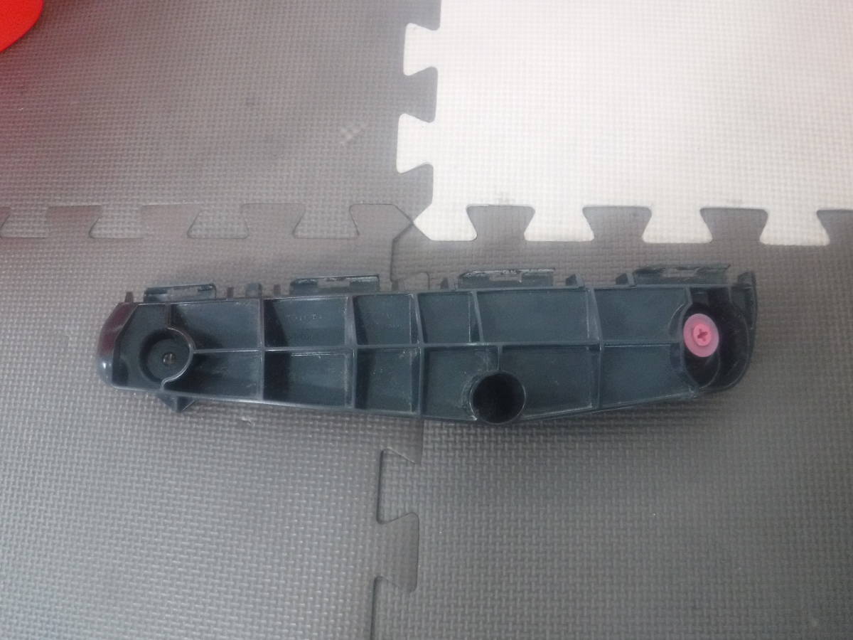 トヨタZVW55プリウスZVW51フロントバンパー固定サイド新品サポート左ブラケット52116-47050リテーナーZVW50ステー即決即日発送可能!!拍卖