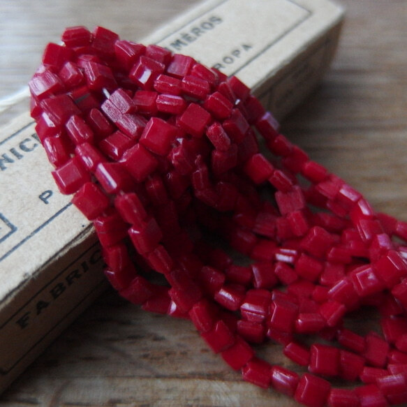 フランスアンティーク ヴィンテージガラスビーズ キューブ型赤1連拍卖