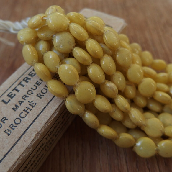 フランスアンティーク ヴィンテージスフレガラスビーズ 平たい丸 くすんだ黄色 マスタードイエロー 1連拍卖