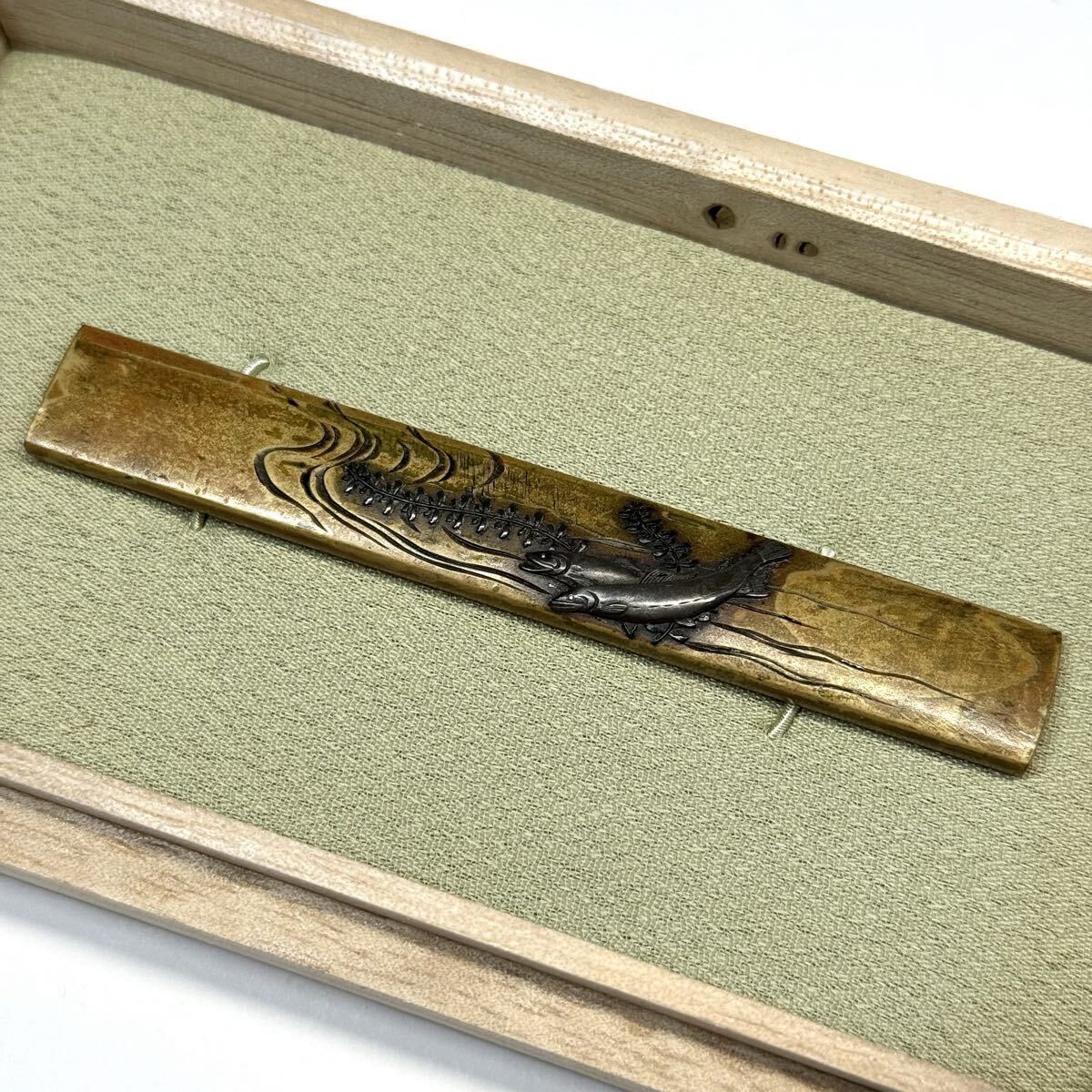 小柄 (銘)政利 水草に鮎図 真鍮地 高彫 色絵象嵌 時代 桐箱付 (検) 刀装具 小道具 小柄拍卖