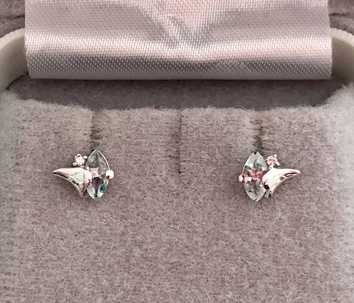 美品18金ホワイトゴールドスタッドピアスK18・750地金★3月・4月誕生石 アクアマリン 天然ダイヤモンド0.02ct 作り良い◎K18WG .01刻印あり拍卖