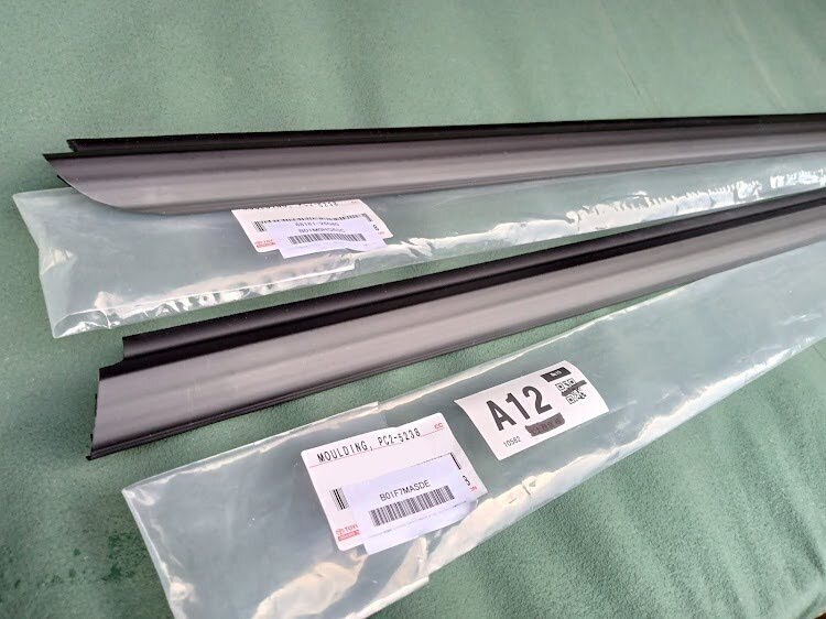 ●未使用 トヨタ 200系 ハイエース レジアスエース 純正 フロントドアガラス ウエザストリップ 水切りモール ASSY OUT 右 TOYOTA拍卖