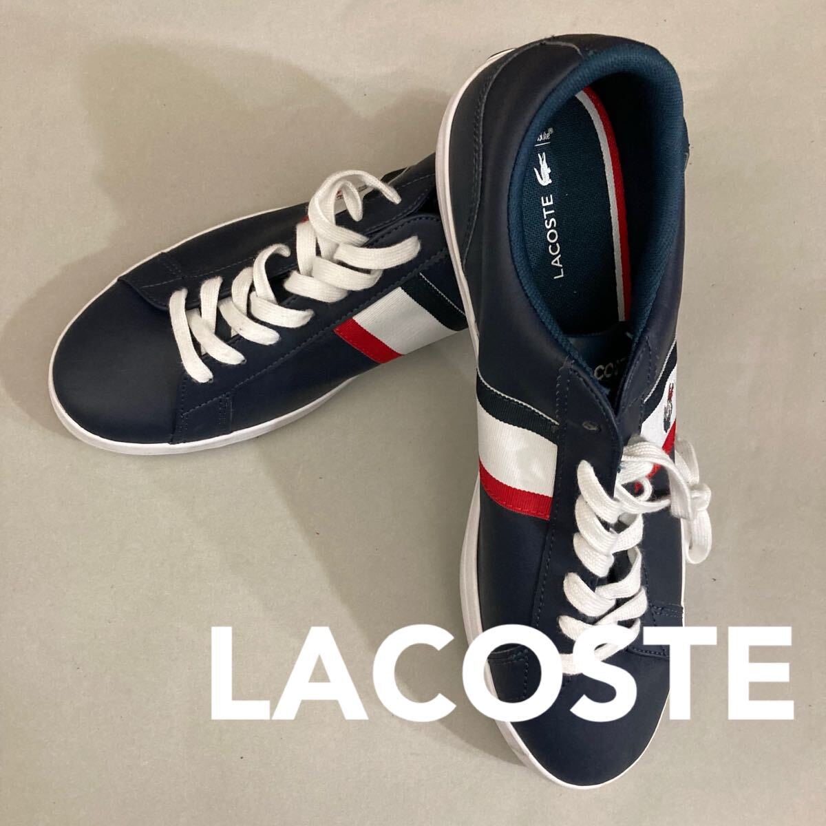 【新品未使用】ラコステ LACOSTE 合皮レザー スニーカー トリコロール ロゴ 刺繍 シューズ 靴 紐 紺色 大きめ ネイビー メンズ 28.5cm 〆★拍卖
