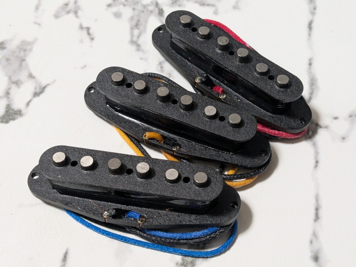 アルニコV スタガード シングルピックアップ 3個 セット クロスワイヤー ファイバーボビン 黒カバー付き拍卖