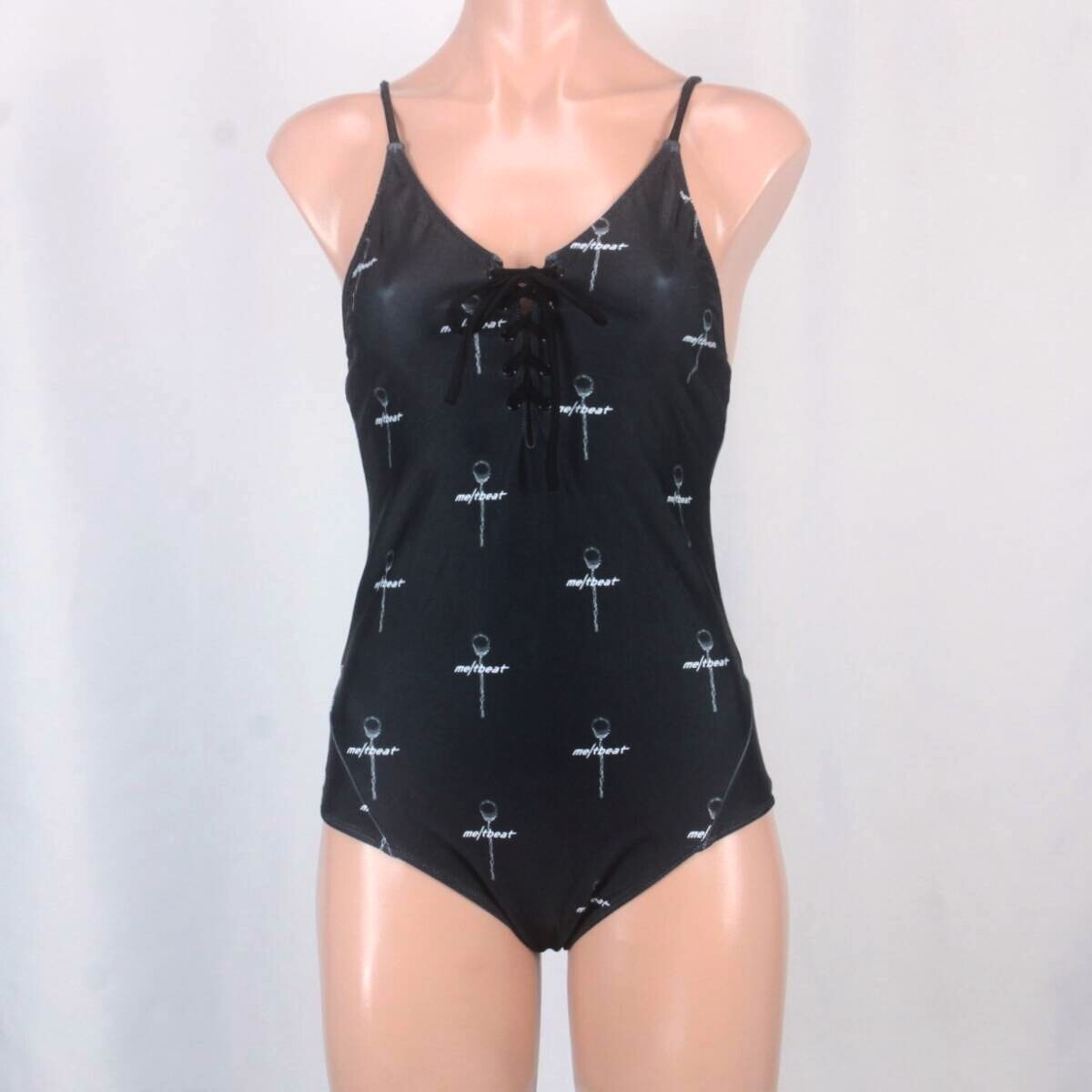 C6018★小さいサイズ レディースS ワンピース 水着 おしゃれ ロゴ meltbeat ブラック 黒 つるすべ 胸パッド付 おしゃれ ジム フィットネス拍卖