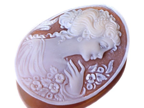 【ジュエリー極】作家品サイン有り 上品な貴婦人と花の彫刻 高級シェルカメオルース 45.2mm×34.2mm w5700-m【送料無料】拍卖