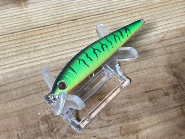 メーカー不明ミノー 70mm5g タイガー系カラー  箱2拍卖