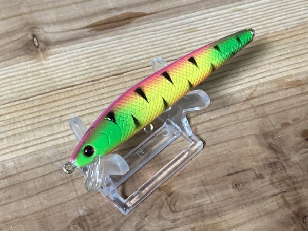 メーカー不明ミノー 95mm8g チャート系カラー 箱6拍卖