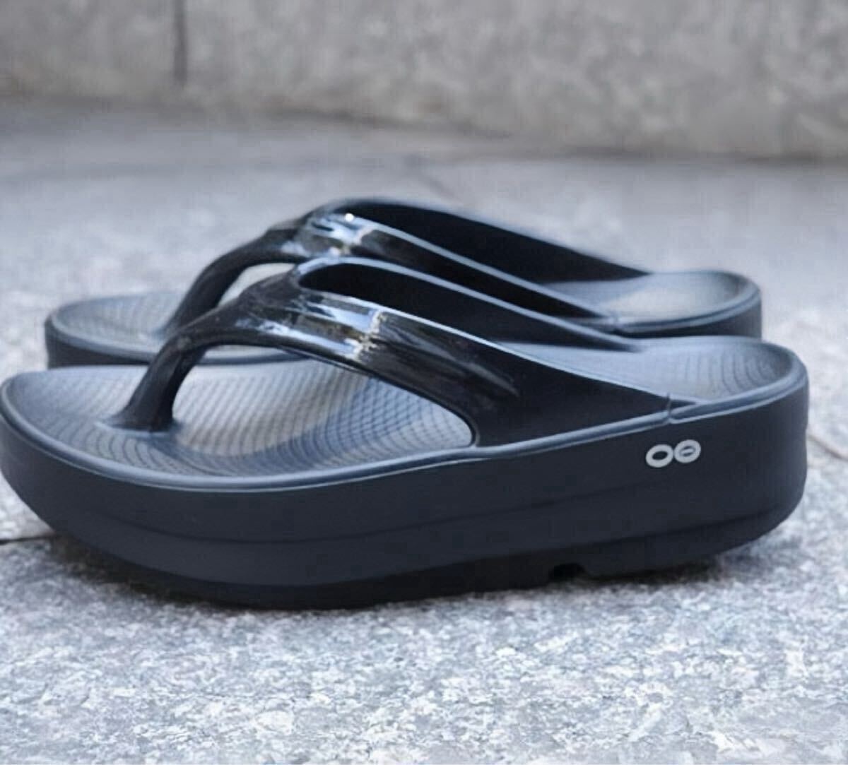 ウーフォスOOmegaウーメガ リカバリーサンダル 厚底ブラック 24センチ新品未使用 送料込み拍卖
