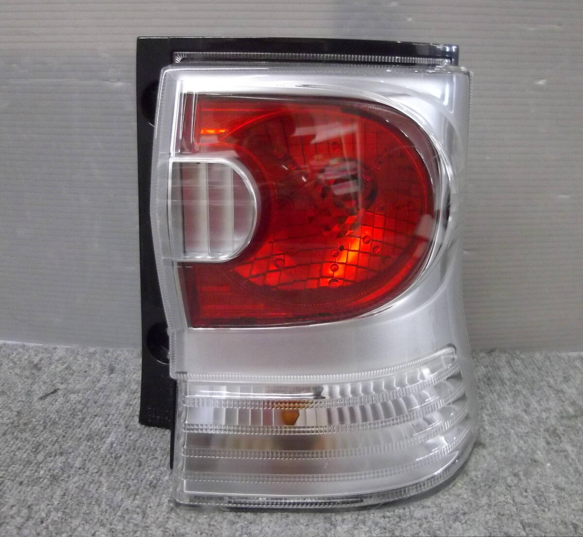 ★●2509-KT9L スタート即決! L375S L385S タントカスタム 純正 右 テールランプ ハーネス付 20507 程度良好 美品!拍卖