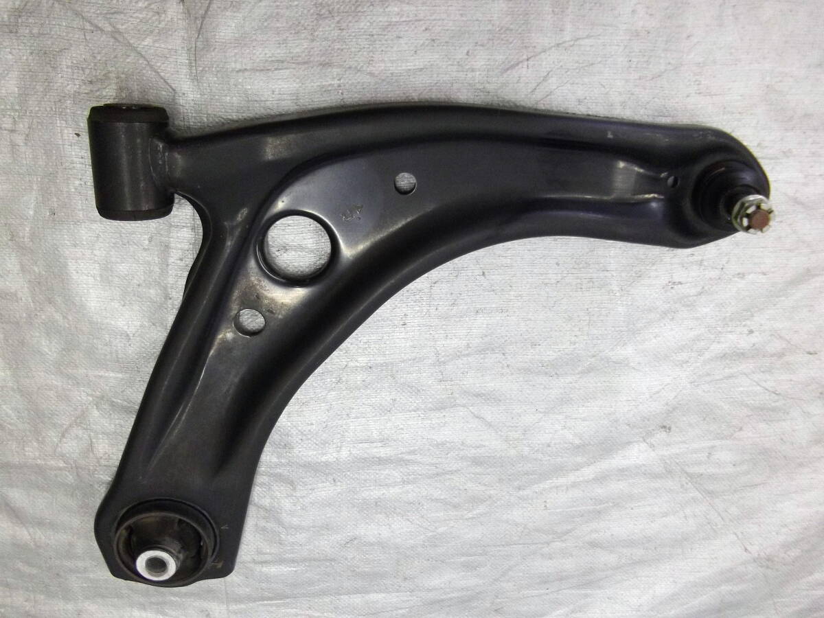 ★●2508-C2L KSP210 yaris ヤリス 純正 右フロント ロアアーム ボールジョイント付 良品!拍卖