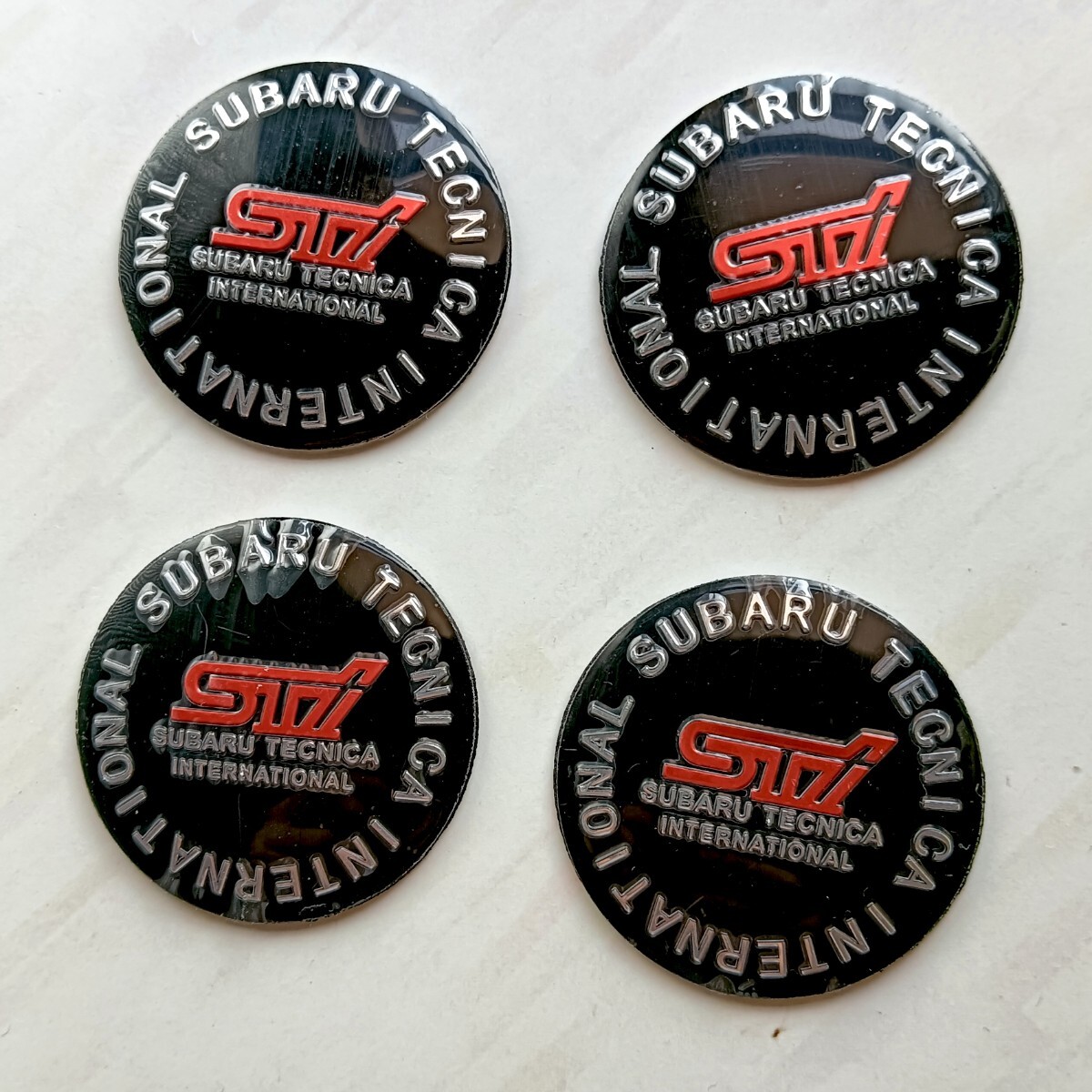 スバル STi センターキャップ シール ステッカー 4個セット 56mm ブラック 黒 立体3D カー 車 アルミ ホイール 汎用 カスタム エンブレム拍卖