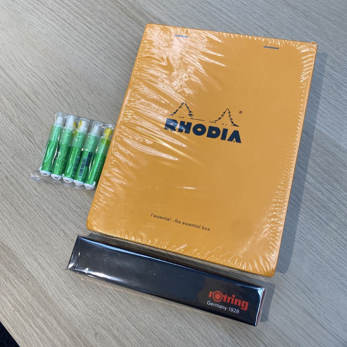 【訳あり/未使用】RHODIA the essential box + ROTRING 4IN1 GB1 + MONO消しゴム5個【ラスト3点セット】拍卖