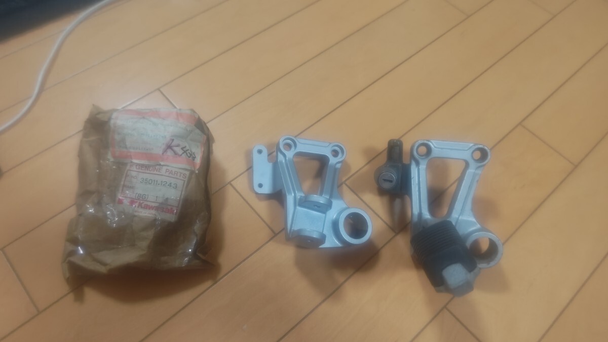 カワサキ GPZ400R ZX400D 純正 新品 未使用 ステッププレート 右 R ステップ ペグ タンデム ステップホルダー kawasaki 35011-1243 リア拍卖