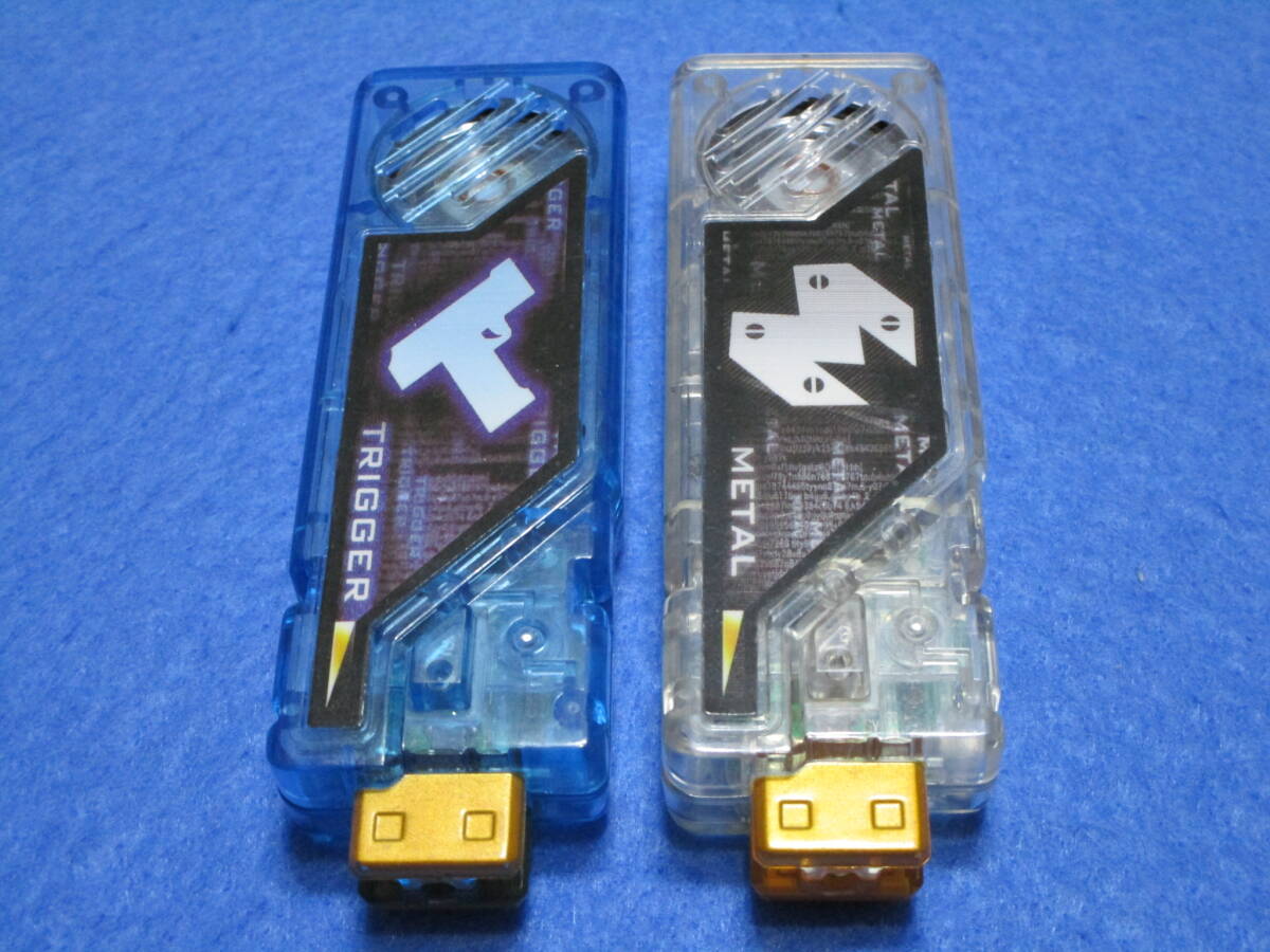 中古!即決!仮面ライダーダブル W DXガイアメモリ トリガー+メタル(DXダブルドライバー対応)トリガーメモリ メタルメモリ拍卖