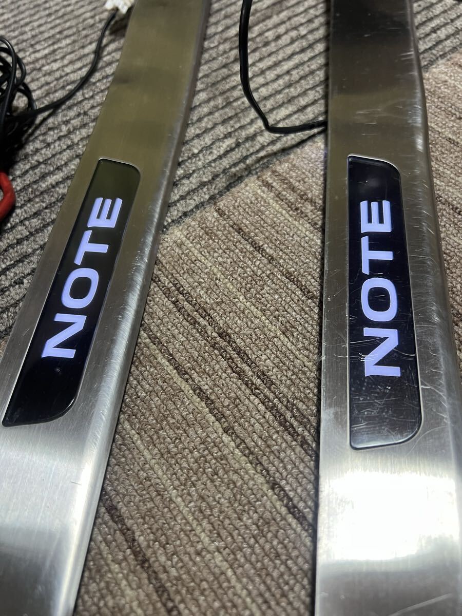 中古(多少の傷や汚れあり)日産ノート E11 フロントスカッフプレート イルミネーション付き 左右拍卖