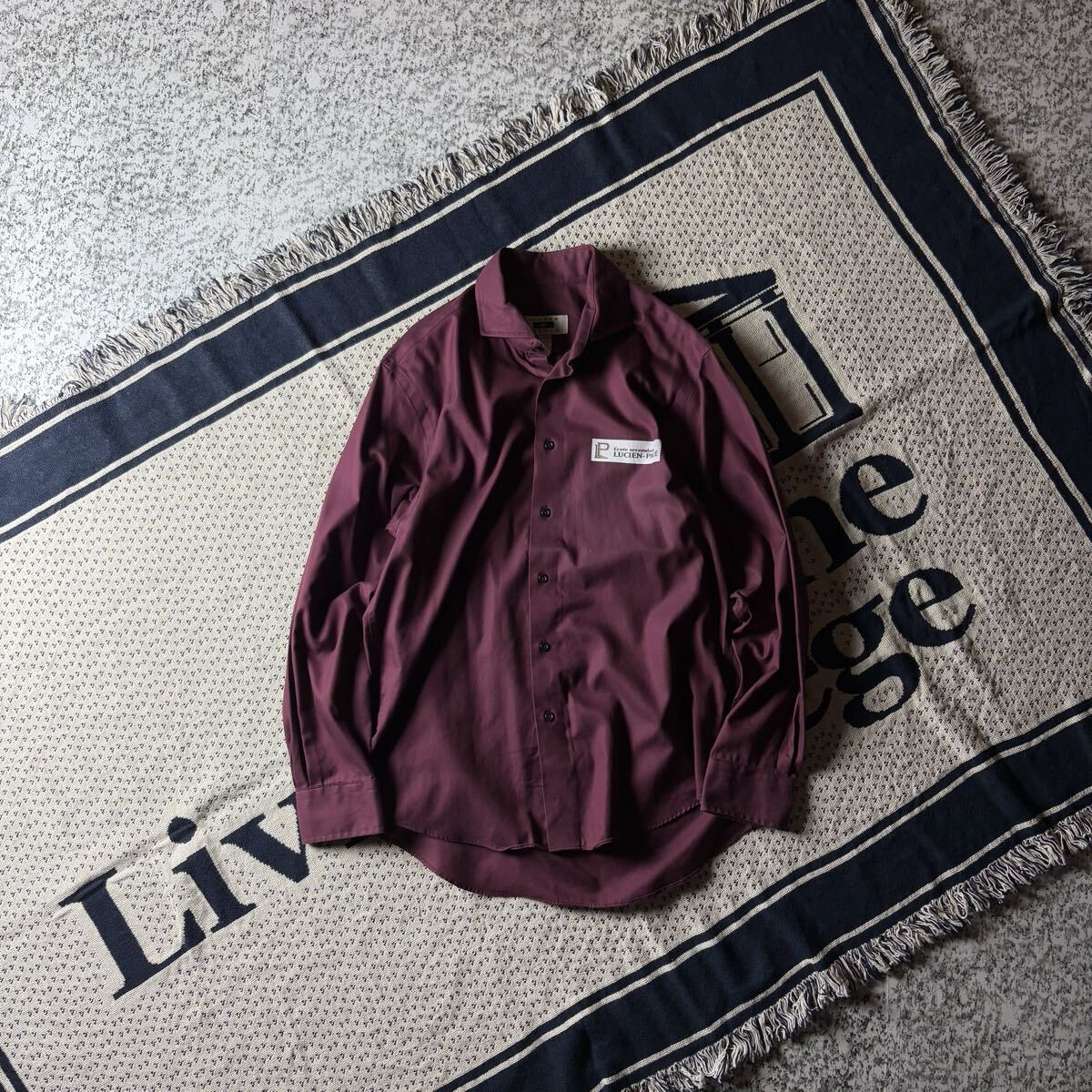 【グッドレギュラー】バーガンディー プリント企業ロゴ L/Sワークシャツ Mサイズ相当 古着 長袖シャツ ボルドー えんじ色拍卖