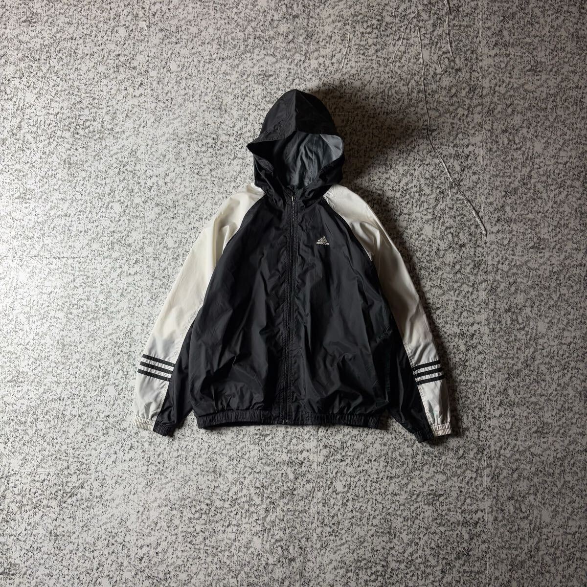 【90sオールド】アディダス バイカラー シャカシャカ ナイロンジャケット Lサイズ 古着 ブラック ホワイト フーディー拍卖