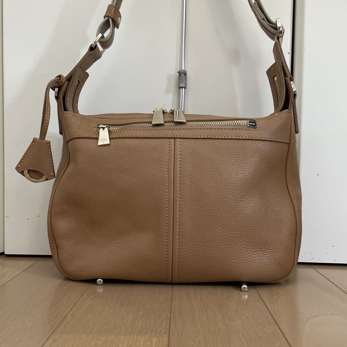 お値引き交渉歓迎 アニアリ aniaryクラッチショルダーバッグM07-03000中古キャメル拍卖