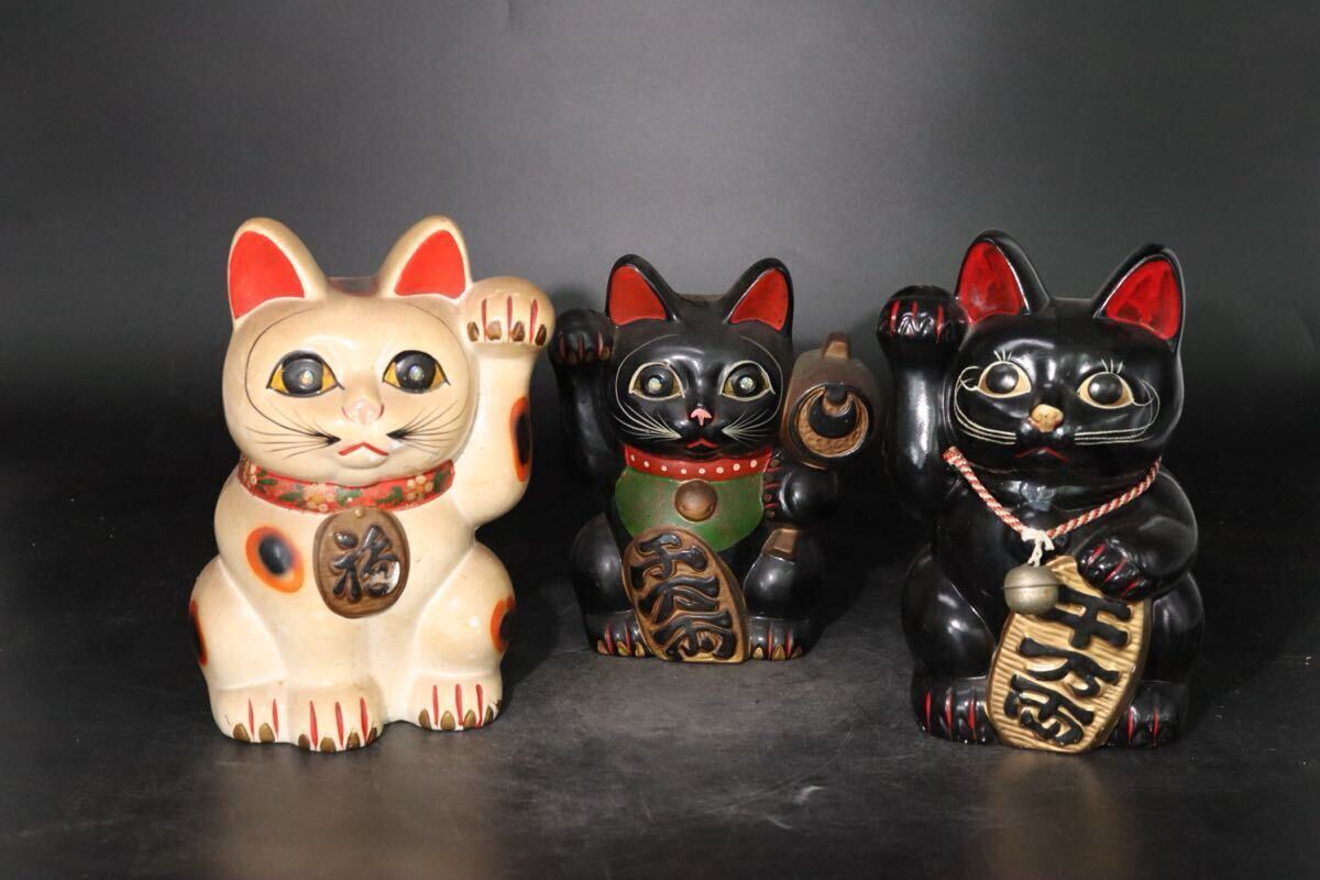 時代 まねきねこ 貯金箱 白三毛 黒猫 3体 / 招き猫 猫 ねこ ネコ 民藝 置物 陶器人形 縁起物 .B1038拍卖