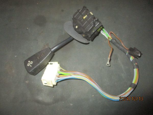 ■BMW E36 320i ウインカースイッチ 中古 011003 部品取あり ウィンカーレバー ターンシグナル インジケーター 318i 325i M3 E34 525i■拍卖