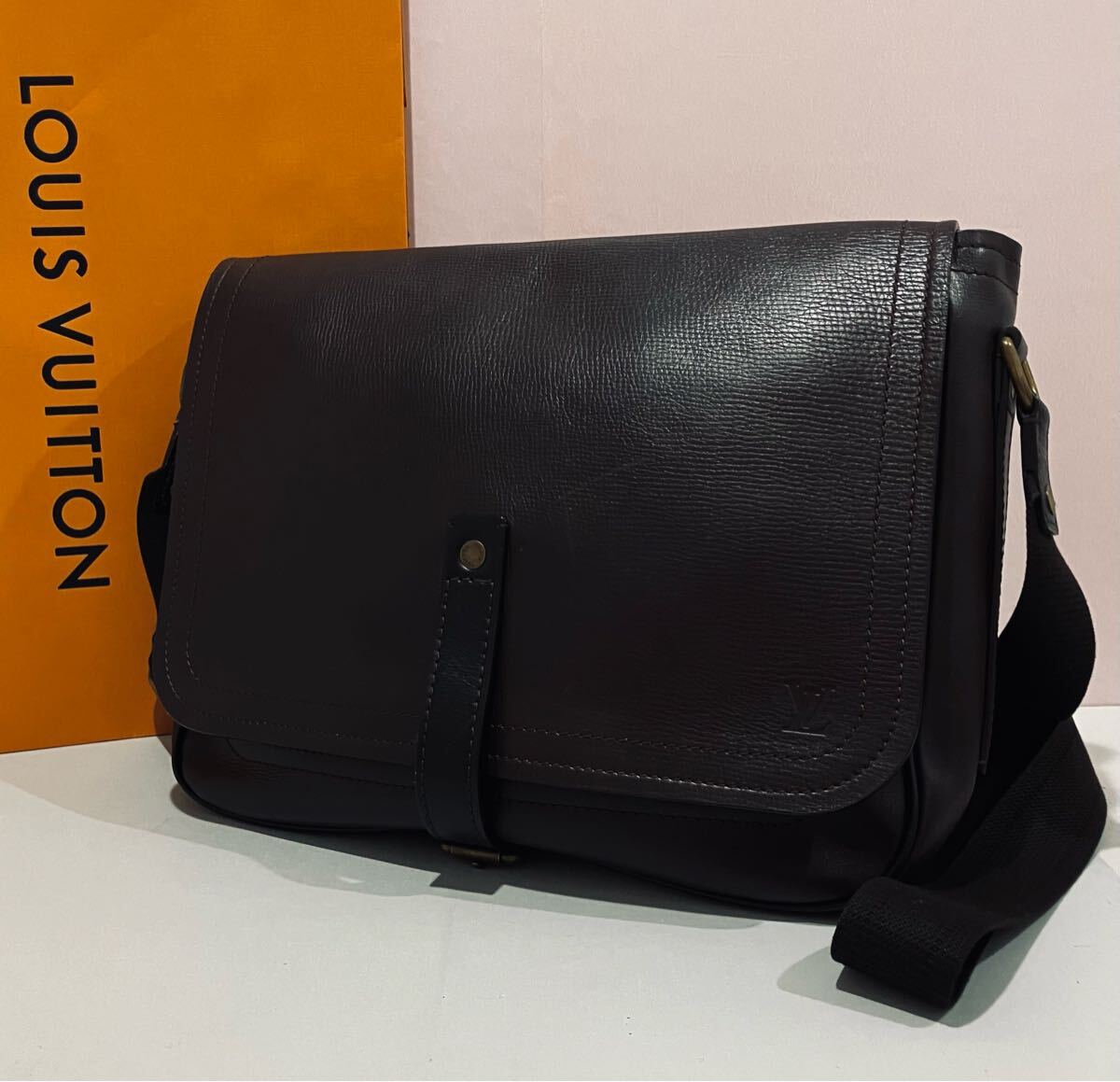 LOUIS VUITTON 新品同様 メッセンジャー ショルダー バッグ ルイ・ヴィトン ユタ レザー 斜め掛け バック拍卖