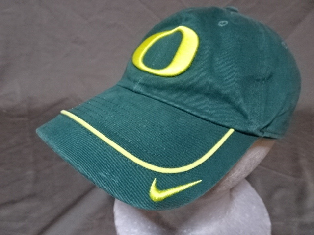 激レア USA購入 ナイキ【NIKE】社製 USカレッジ オレゴン大学ダックス 【OREGON DUCKS】スウォッシュ【O】ロゴ刺繍入りキャップ 中古良品拍卖