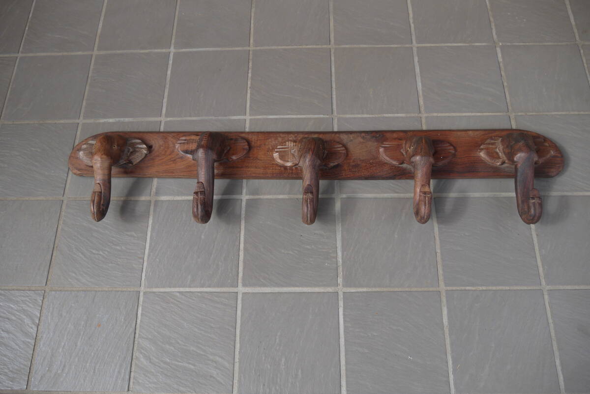 ★【YO41023】エスニック 象彫刻細工 5連 帽子掛け コート掛け ウォールハンガー 縞黒檀拍卖