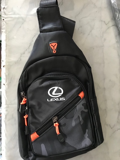 さり気なく目立つ!LEXUS レクサスロゴ ブラック 迷彩軽量ボディーバッグ LC500 LS500 IS500 RX500 RCF RC300 ES300 LBX拍卖