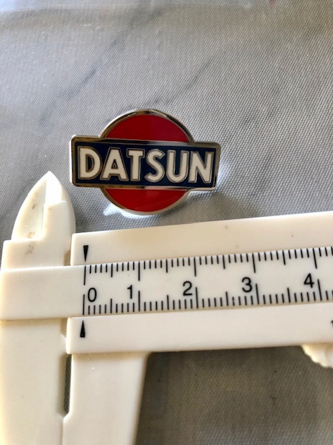 誰も持ってない?DATSUN ダットサン ピンバッジ 送料無料!S30 サニー ダットラ ハコスカ ケンメリ ローレル ブルーバード拍卖