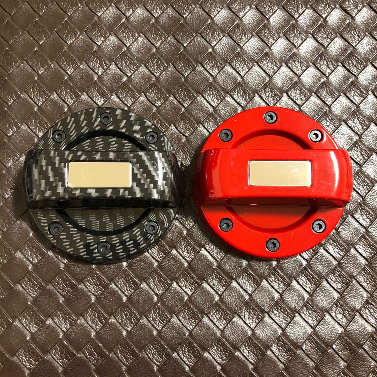50908AMA496 送料180円 2個セット ジムニー JB68W フューエルキャップカバー ガソリンキャップカバー カーボン調 レッド 両面テープ取付 拍卖