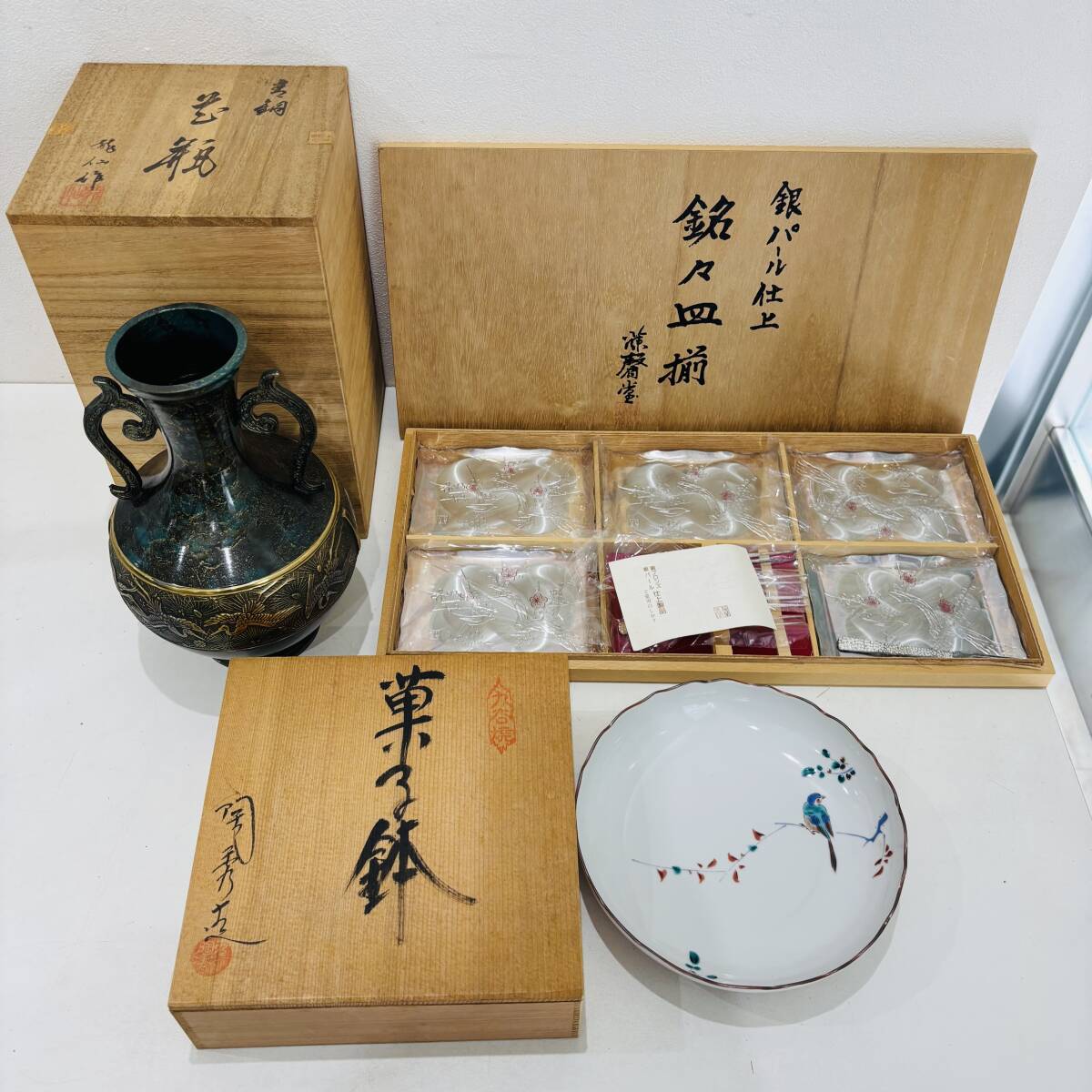 3点 まとめ 花瓶 青銅 花器 花入 花生 九谷焼 菓子鉢 皿 陶秀造 銀パール仕上 銘々皿揃 菓子皿 和食器 和柄 和風 on281M拍卖