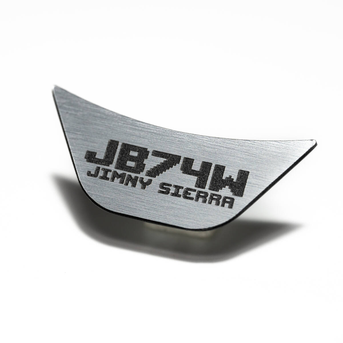 スズキ ジムニーシエラ(JB74W)用 ステアリングロゴプレート シルバー拍卖