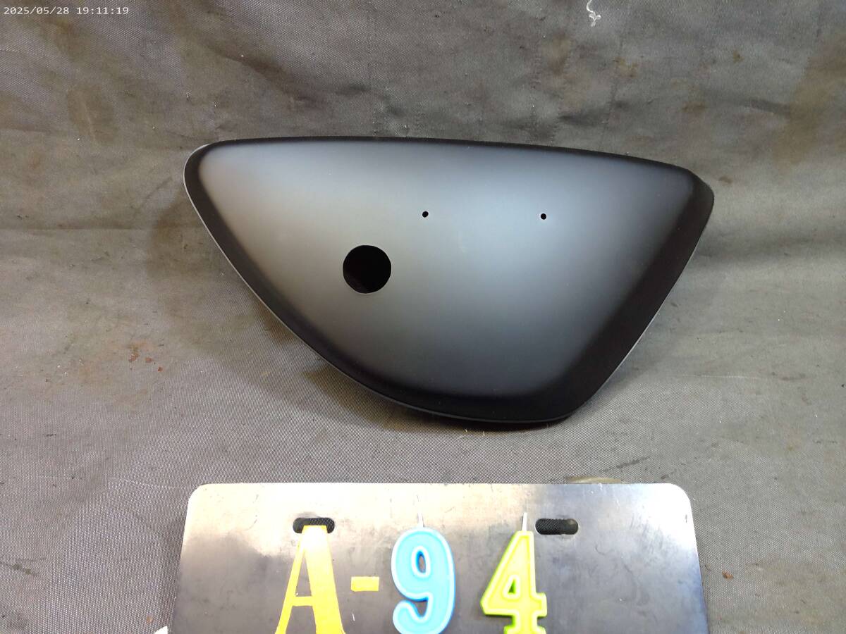 当時物の純正品のKH250サイドカバー 長期室内保管の新品未使用品 NO-2拍卖