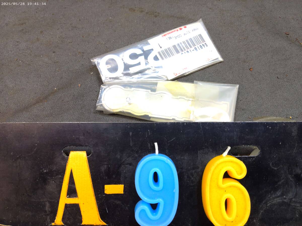 当時物の純正品のKH250サイドカバーのエンブレムの2枚セット 長期室内保管の新品未使用品 NO-3拍卖