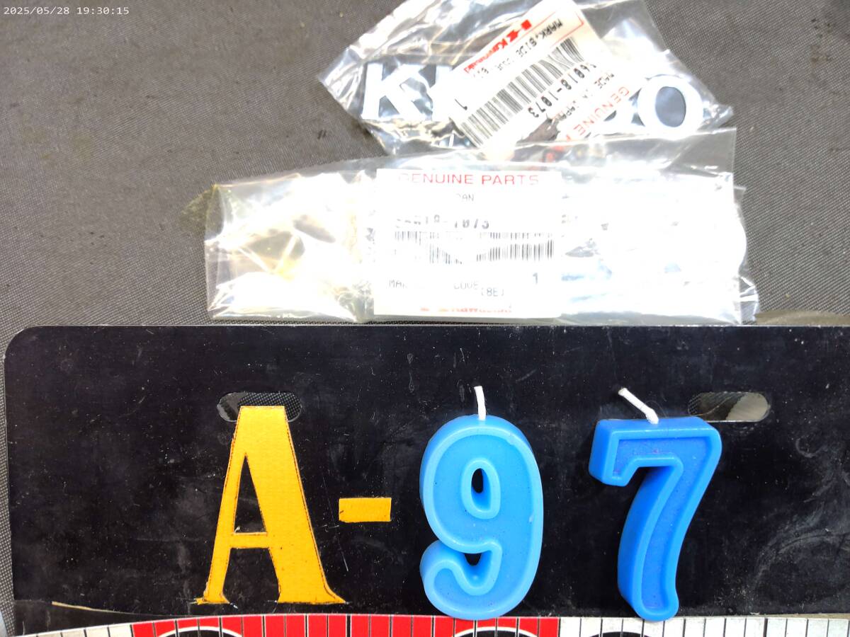 当時物の純正品のKH250サイドカバーのエンブレムの2枚セット 長期室内保管の新品未使用品 NO-4拍卖