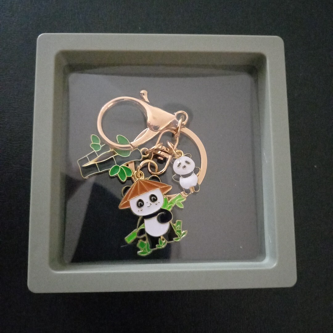 【送料無料】き キーホルダー パンダ 金属製 ケース付き 竹 P04拍卖