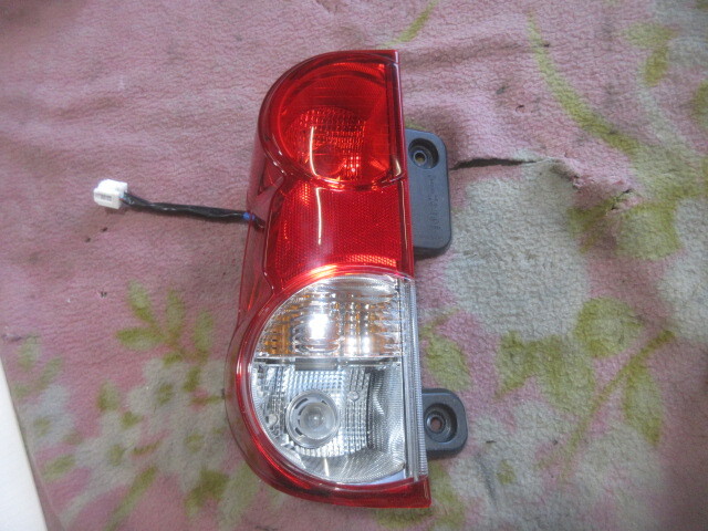 ★R7Y207 VM20 バネット 純正左テール NV200 綺麗 イチコーT002 修理やストック等に拍卖