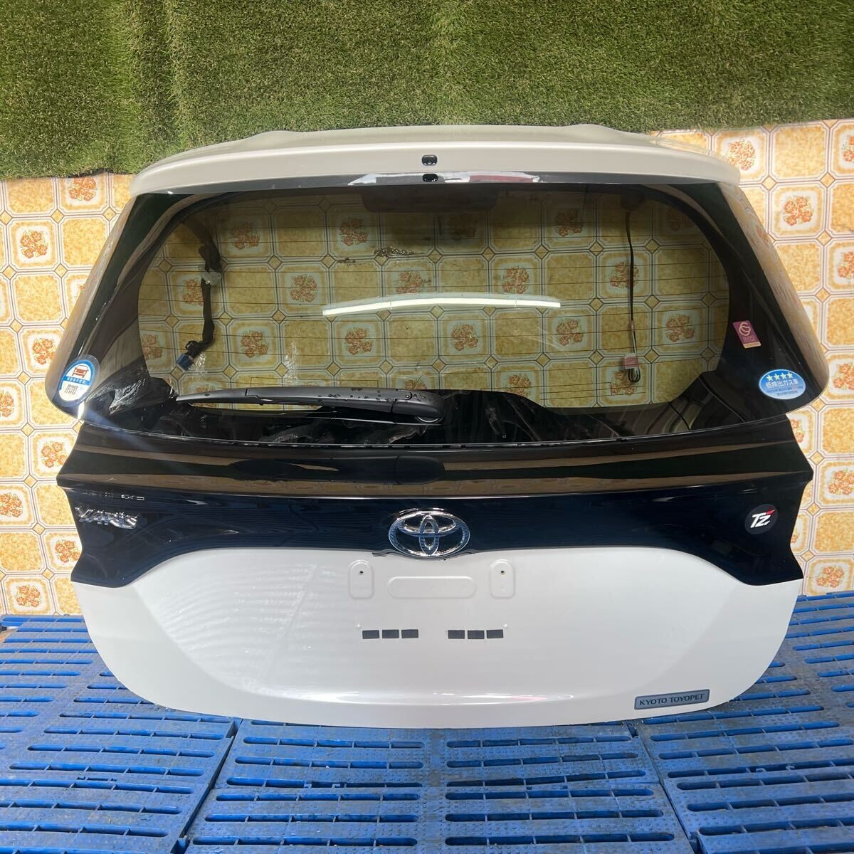 ヤリス YARIS 【《KSP210 MXPA10 MXPH10》】純正 バックドア リアゲート 【《色 070》】拍卖