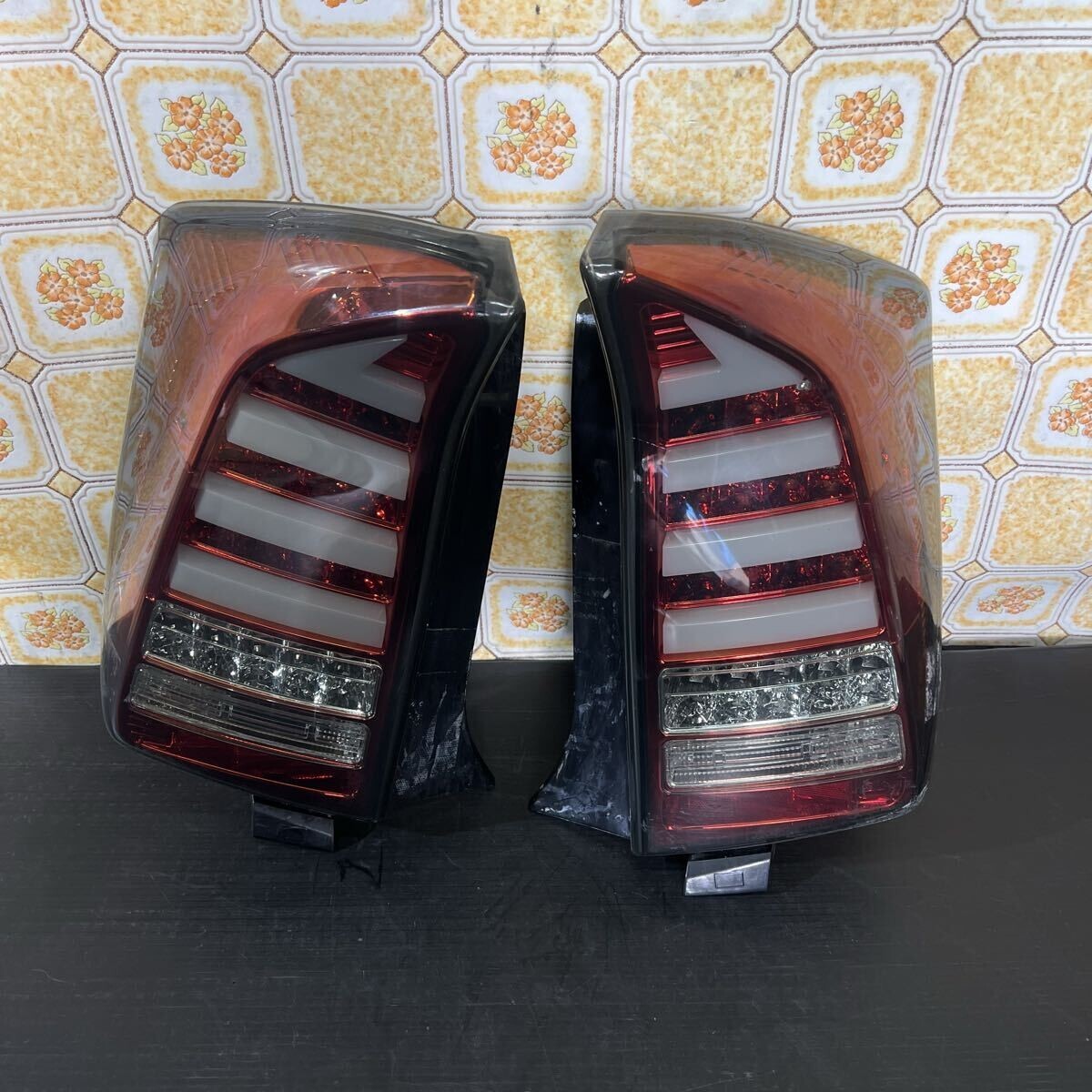 プリウス 30 PRIUS 【《ZVW30》】右左セット テールランプ テールライト拍卖